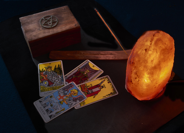 Holzkiste mit Stern zur Aufbewahrung von Tarotkarten, glühendem Weihrauch und einer Salzlampe. - Foto, Bild