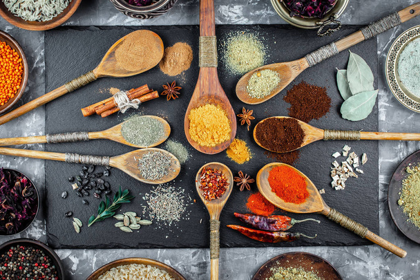 Специи и приправы для приготовления пищи в композиции на столе
 - Фото, изображение
