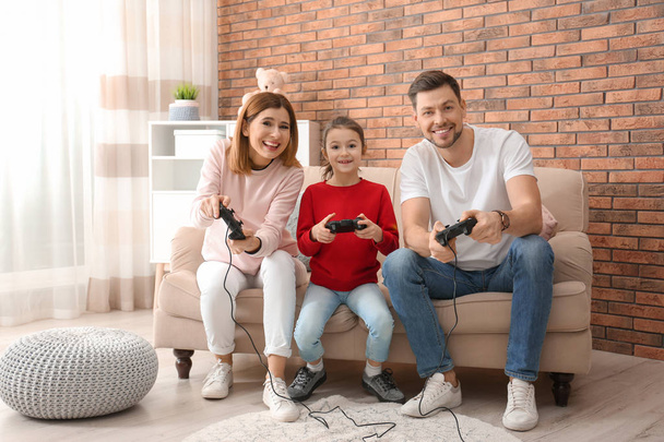 Happy family playing video games in living room - Fotografie, Obrázek