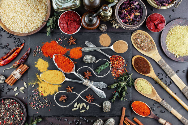 Mausteet ja mausteet ruoanlaittoon pöydällä olevassa koostumuksessa
 - Valokuva, kuva
