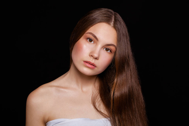 Close up Make up fashion model. Young beautiful brunette girl, on studio black wall background - Foto, Imagen