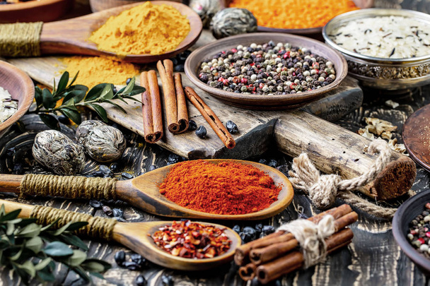 Spices and seasonings for cooking in the composition on the table - Foto, Bild