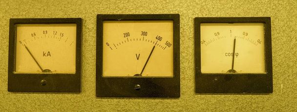 Três instrumentos analógicos antigos - medidor de fator de potência, voltímetro e amperímetro isolado em fundo cinza
 - Foto, Imagem