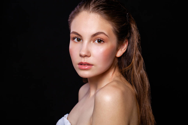 Close up Make up fashion model. Young beautiful brunette girl, on studio black wall background - Foto, afbeelding