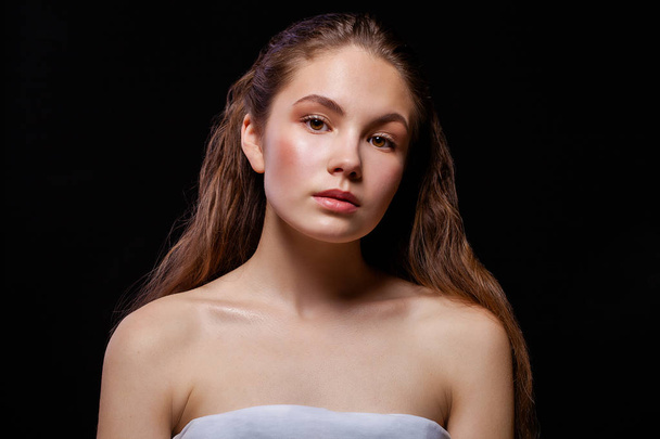 Close up Make up fashion model. Young beautiful brunette girl, on studio black wall background - Foto, Imagen