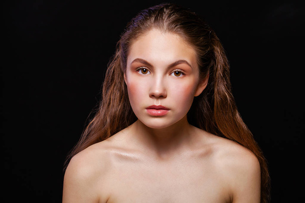 Close up Make up fashion model. Young beautiful brunette girl, on studio black wall background - Foto, Bild