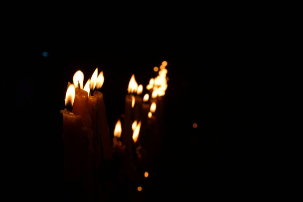 Close-up van brandende kaarsen - Foto, afbeelding
