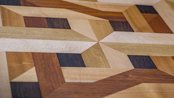 Intarsia parket als vloer- of tafelblad met houtsoorten eiken wengé, maple, kerk boom, beuken - Foto, afbeelding
