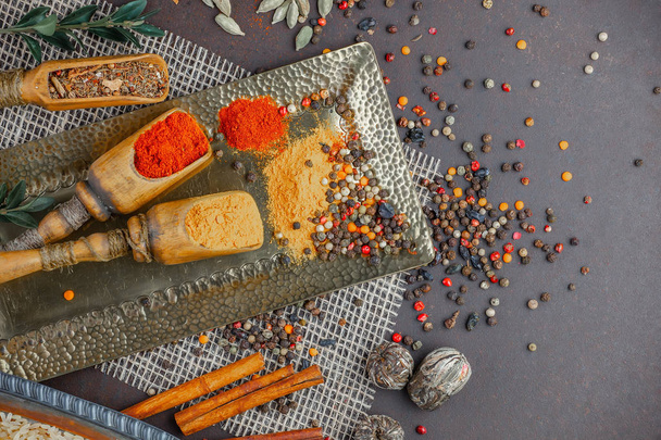 Mausteet ja mausteet ruoanlaittoon pöydällä olevassa koostumuksessa
 - Valokuva, kuva