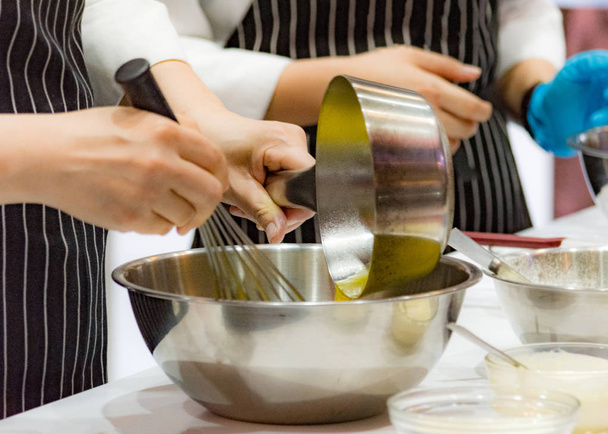 chef haciendo masa en la cocina, mezcla de mantequilla de leche pastelería, cocinero y pastel
 - Foto, imagen