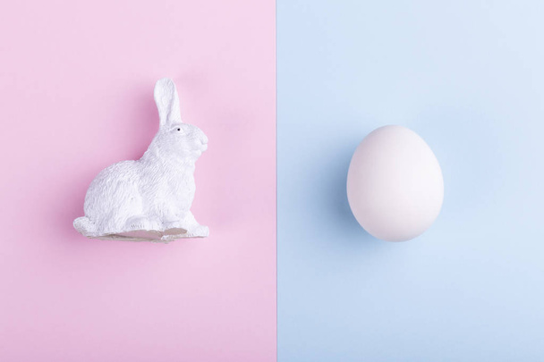 Velikonoční králík a bílých vajec na růžové modré pozadí, koncept Veselé Velikonoce - Fotografie, Obrázek