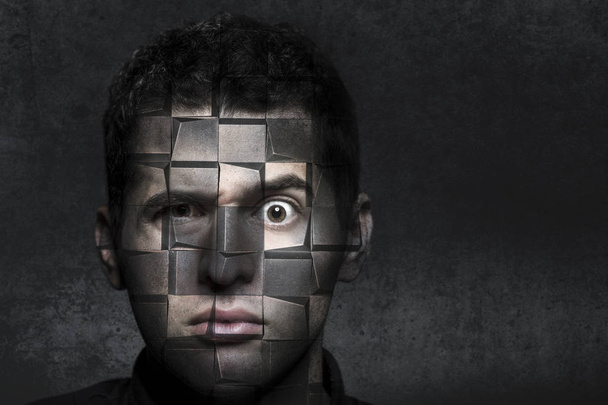 retrato de um homem com um olhar confuso que se decompõe em cubos, conceito de robótica
 - Foto, Imagem