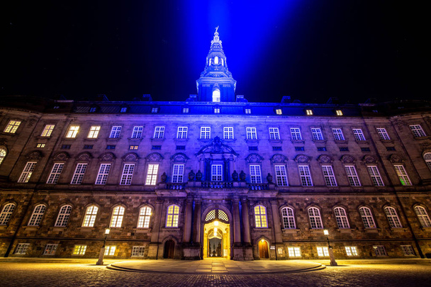 Christiansborgin palatsi Kööpenhaminassa Light Festivalin aikana 2019
 - Valokuva, kuva
