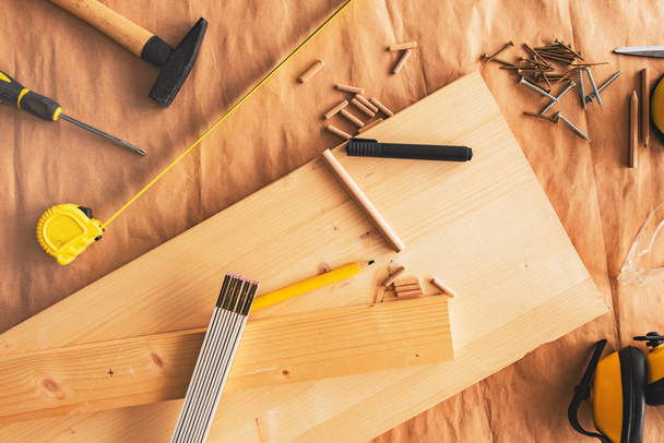 Lápiz sobre carpintería carpintería mesa de taller con otras herramientas de comercio para diy proyecto hobby
 - Foto, Imagen