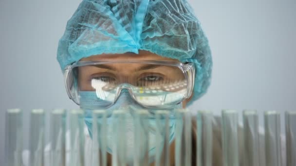 Laborassistentin nimmt Reagenzglas mit gelber Flüssigkeit medizinisches Personal analysiert Urin - Filmmaterial, Video