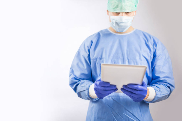 Working surgeon in a hospital operating room - Foto, immagini