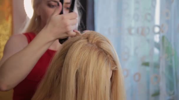 Beautiful girl hairdresser makes a stylish haircut. - Footage, Video