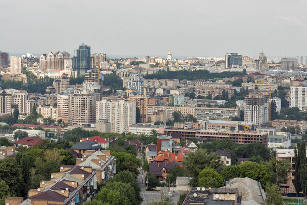 Luftaufnahme der Skyline von Kiew von oben, Wohnviertel mit Chruschtschowkas-Häusern Stadtbild, Hauptstadt der Ukraine. - Foto, Bild