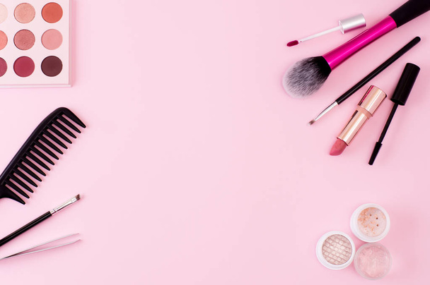 brush, comb, highlighter, eye shadow, lipstick, scrunchy, gel, tweezers, palette, mascara, cosmetic bag, cosmetics  - Foto, immagini