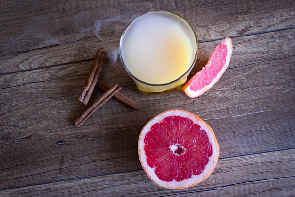 Grapefruit juice, summer cocktail with crisps. Cool cocktail and grapefruit and cinnamon. Refreshing cocktail - Photo, image