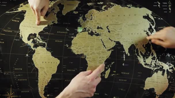 La familia está planeando un nuevo viaje con un mapa de viajes
 - Imágenes, Vídeo