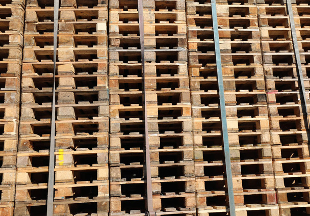 fundo de muitas paletes de madeira para o transporte das mercadorias
 - Foto, Imagem