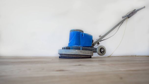 renovar suelos de parquet y roble con una máquina
 - Foto, Imagen