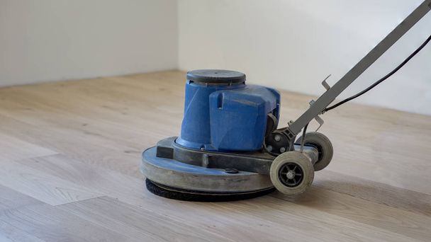 Parquet renovate and polish with a machine, cleaning or sanding floor. - Foto, Imagem