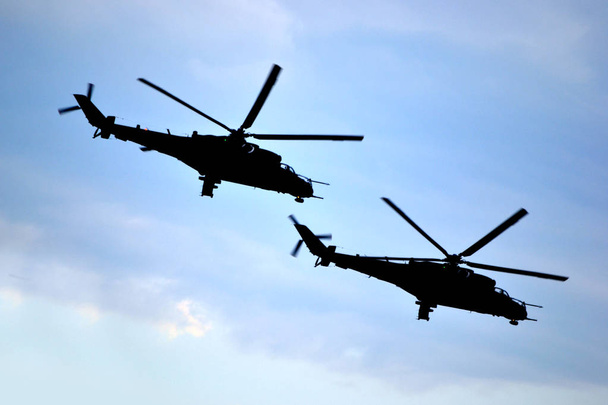 Deux hélicoptères militaires volant dans les airs
 - Photo, image