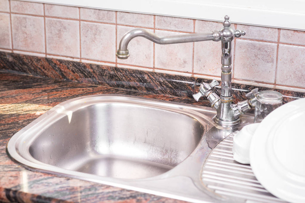 Rustik metal evye üzerinde temiz bulaşıkları kurutma. - Fotoğraf, Görsel