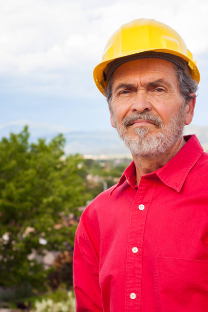 Architekt, Bauunternehmer mit gelbem Hut-Porträt - Foto, Bild