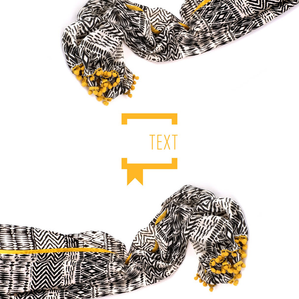 Mooie sjaal met geometrische patroon van zwarte en witte en gele franjes geïsoleerd op een witte achtergrond voor framing labels, aankondigingen en foto 's - Foto, afbeelding