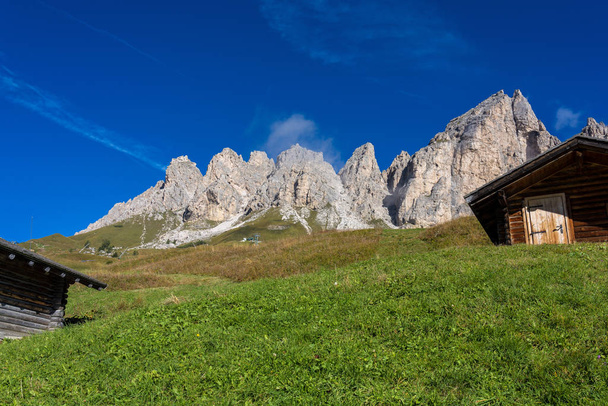 vista do grupo Sella e passe Gardena ou Grodner Joch, Dolomites, Itália
 - Foto, Imagem