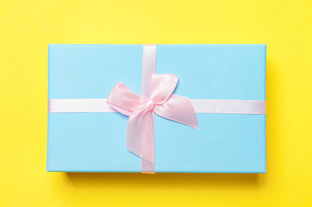 Vánoce Nový rok oslava narozenin valentine současné romantické pojetí. Dárkové krabice zabalené modrý papír izolované na pozadí žluté barevné trendy moderní módy. Místo kopírování ploché laický pohled shora - Fotografie, Obrázek