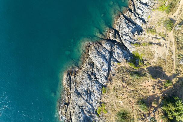 Paisaje de vista superior de hermoso mar tropical con vista a la costa del mar en la temporada de verano imagen por vista aérea drone shot, vista de ángulo alto
. - Foto, Imagen