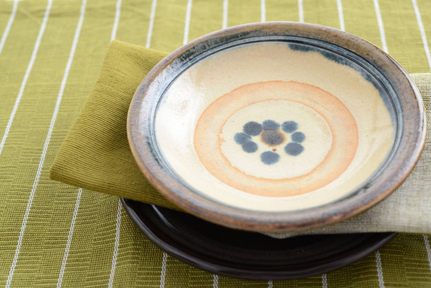 Japanilainen tyyli astiat ruokapöydällä
 - Valokuva, kuva