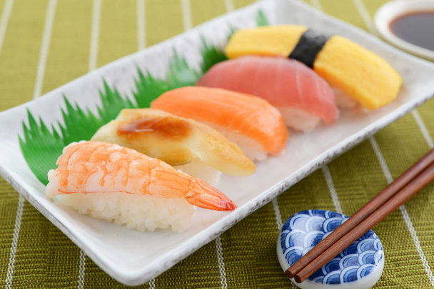 Japanilainen sushi perinteisiä ruokia valmistettu tuoreita mereneläviä
 - Valokuva, kuva