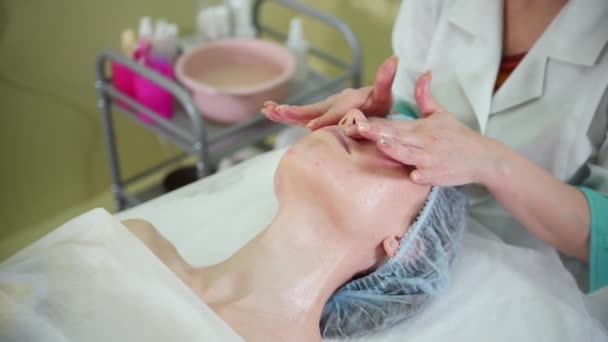 Relaksujący masaż twarzy - Materiał filmowy, wideo