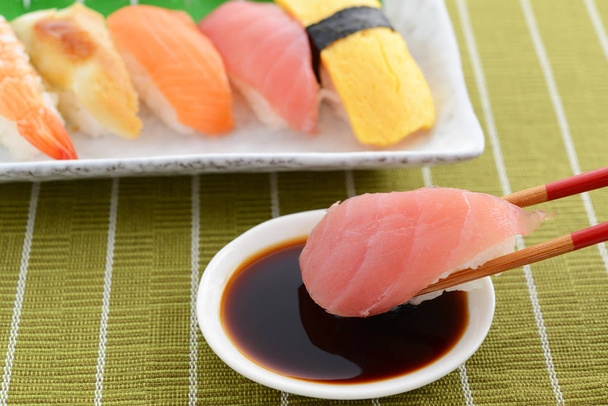 japońskie sushi tradycyjne dania przygotowywane ze świeżych owoców morza - Zdjęcie, obraz
