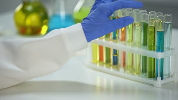 Laborassistentin überprüft Sediment im Rohr mit blauer Flüssigkeit, Waschsubstanz - Filmmaterial, Video