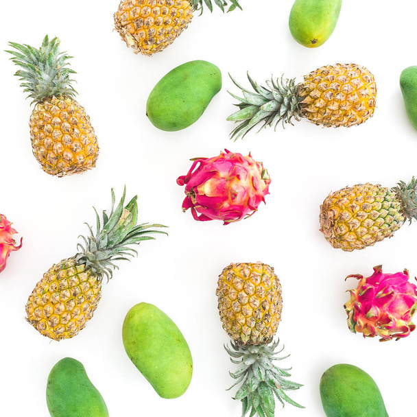 Modello di cornice con ananas, mango e frutti di drago su sfondo bianco. Posa piatta, vista dall'alto. Contesto alimentare
. - Foto, immagini