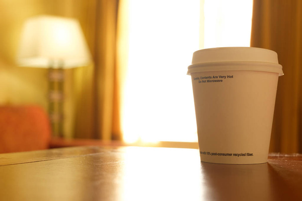 Taza de café para ir temprano en la mañana en la habitación del hotel
 - Foto, Imagen