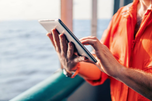 vedoucí kanceláře nebo kapitán na palubě lodi nebo lodí sledování digitální tabletu - Fotografie, Obrázek