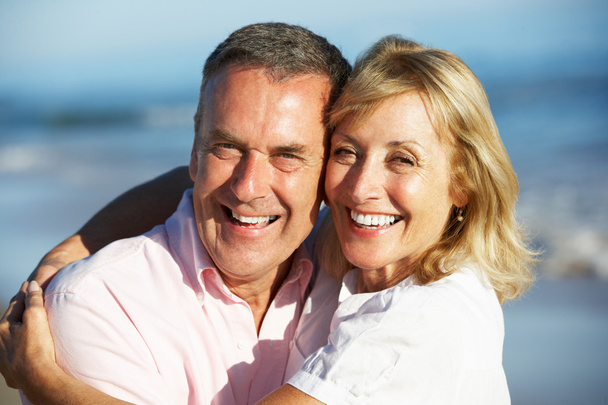 Senior Couple Enjoying Romantic Beach Holiday - Valokuva, kuva
