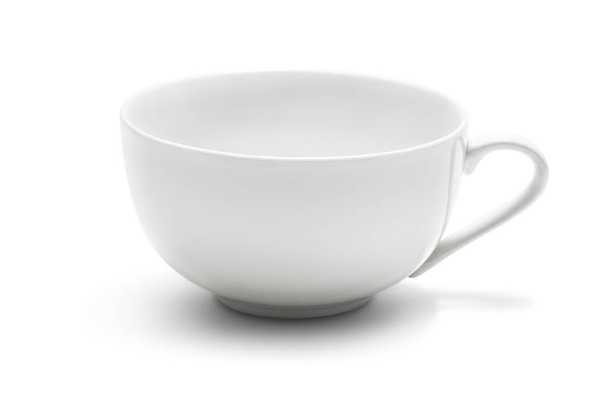 Tazza di caffè in ceramica vuota e pulita isolata su sfondo bianco con percorso di ritaglio
 - Foto, immagini