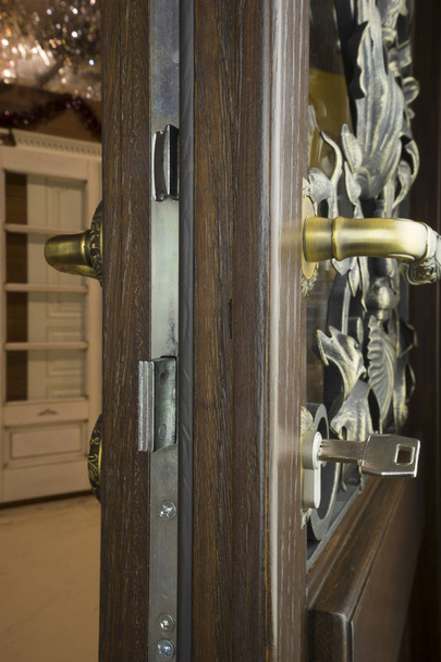 Otwórz drzwi rodzinnego domu. Zbliżenie: Blokada z klawiszy na pancerne drzwi. Bezpieczeństwa. - Zdjęcie, obraz