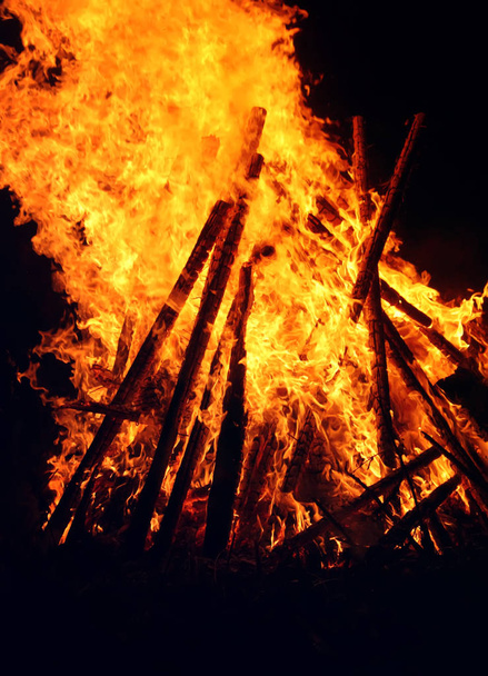 Tüzes láng a szabadban - Fotó, kép