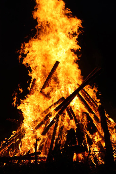 Heldere vreugdevuur vlam op het landelijke gebied bij avond - Foto, afbeelding