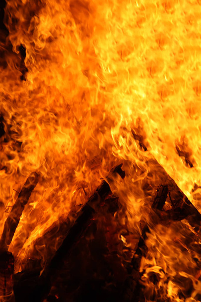 Světlý plamen ohně venku. Dřevo na podpal a dřevěné tyče hoří. - Fotografie, Obrázek