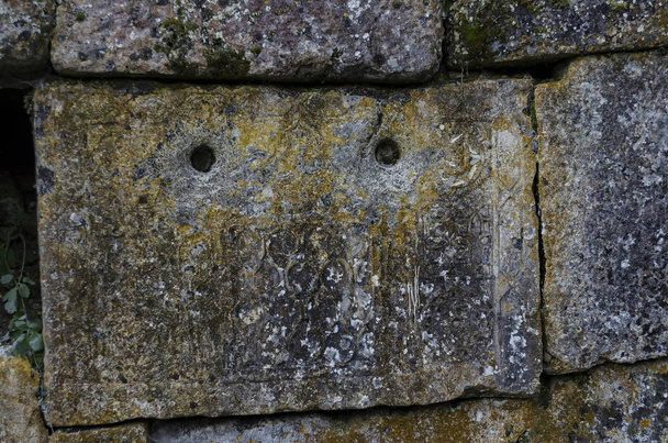 A kő kerítés ősi rituális kövekkel és freskók Demir Baranyi Teke, kultikus emlékmű megtisztelte a keresztények és a muzulmánok télen közel Szvestari village, Isperih, Razgrad, Bulgária északkeleti részén   - Fotó, kép